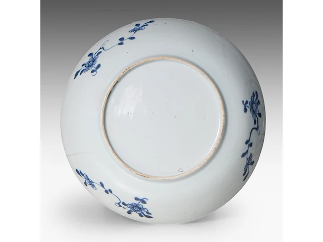 A group of ten chinese blue and white wares, incl. two kangxi floral decorated small dishes, 17thc and 18thc, largest 23 x 31 cm - afbeelding 6 van  12