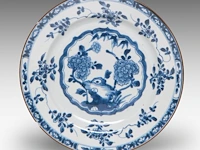 A group of ten chinese blue and white wares, incl. two kangxi floral decorated small dishes, 17thc and 18thc, largest 23 x 31 cm - afbeelding 7 van  12