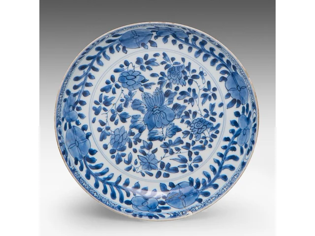 A group of ten chinese blue and white wares, incl. two kangxi floral decorated small dishes, 17thc and 18thc, largest 23 x 31 cm - afbeelding 9 van  12
