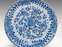 A group of ten chinese blue and white wares, incl. two kangxi floral decorated small dishes, 17thc and 18thc, largest 23 x 31 cm - afbeelding 9 van  12