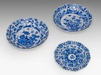 A group of ten chinese blue and white wares, incl. two kangxi floral decorated small dishes, 17thc and 18thc, largest 23 x 31 cm - afbeelding 11 van  12