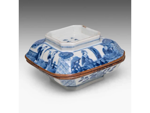 A group of ten chinese blue and white wares, incl. two kangxi floral decorated small dishes, 17thc and 18thc, largest 23 x 31 cm - afbeelding 12 van  12