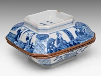 A group of ten chinese blue and white wares, incl. two kangxi floral decorated small dishes, 17thc and 18thc, largest 23 x 31 cm - afbeelding 12 van  12