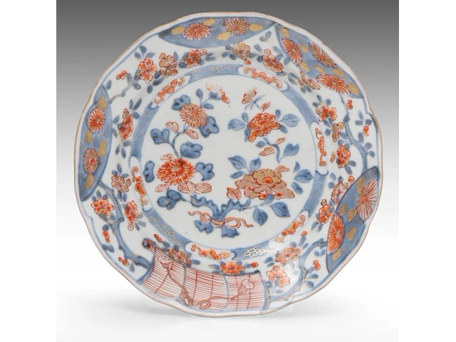 A group of thirteen japanese imari plates, incl. a series of six deep plates, meiji period, ø 23,5 - 29 cm (13) - afbeelding 2 van  11