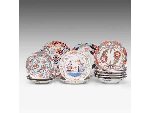 A group of thirteen japanese imari plates, incl. a series of six deep plates, meiji period, ø 23,5 - 29 cm (13) - afbeelding 1 van  11