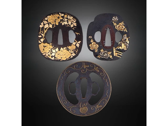 A group of three japanese tsuba sword guards, iron and gilt bronze, late edo/meiji, 7,9 x 8 cm / 6,1 x 6,8 cm / 6,5 x 7,3 cm - afbeelding 1 van  8