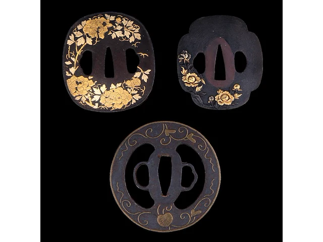 A group of three japanese tsuba sword guards, iron and gilt bronze, late edo/meiji, 7,9 x 8 cm / 6,1 x 6,8 cm / 6,5 x 7,3 cm - afbeelding 2 van  8