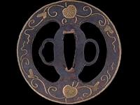 A group of three japanese tsuba sword guards, iron and gilt bronze, late edo/meiji, 7,9 x 8 cm / 6,1 x 6,8 cm / 6,5 x 7,3 cm - afbeelding 3 van  8