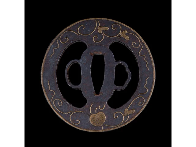 A group of three japanese tsuba sword guards, iron and gilt bronze, late edo/meiji, 7,9 x 8 cm / 6,1 x 6,8 cm / 6,5 x 7,3 cm - afbeelding 4 van  8