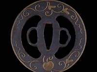 A group of three japanese tsuba sword guards, iron and gilt bronze, late edo/meiji, 7,9 x 8 cm / 6,1 x 6,8 cm / 6,5 x 7,3 cm - afbeelding 4 van  8