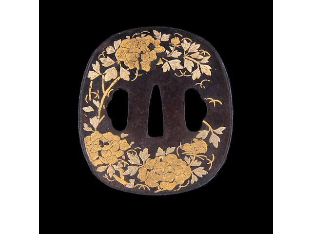 A group of three japanese tsuba sword guards, iron and gilt bronze, late edo/meiji, 7,9 x 8 cm / 6,1 x 6,8 cm / 6,5 x 7,3 cm - afbeelding 5 van  8