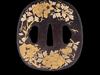 A group of three japanese tsuba sword guards, iron and gilt bronze, late edo/meiji, 7,9 x 8 cm / 6,1 x 6,8 cm / 6,5 x 7,3 cm - afbeelding 5 van  8