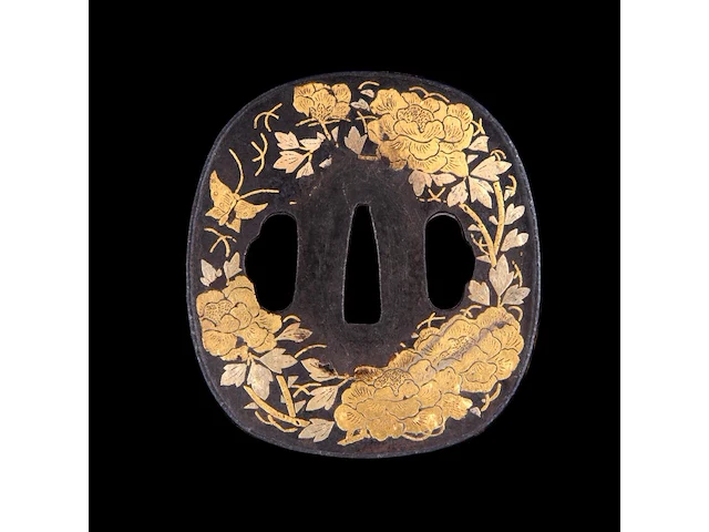 A group of three japanese tsuba sword guards, iron and gilt bronze, late edo/meiji, 7,9 x 8 cm / 6,1 x 6,8 cm / 6,5 x 7,3 cm - afbeelding 6 van  8