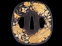 A group of three japanese tsuba sword guards, iron and gilt bronze, late edo/meiji, 7,9 x 8 cm / 6,1 x 6,8 cm / 6,5 x 7,3 cm - afbeelding 6 van  8