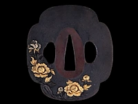 A group of three japanese tsuba sword guards, iron and gilt bronze, late edo/meiji, 7,9 x 8 cm / 6,1 x 6,8 cm / 6,5 x 7,3 cm - afbeelding 8 van  8