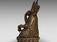 A group of tibetan and himalayan bronze ware, incl. a 'makara' ritual sword and a brocade streamer with pearls, turquoise and coral beads, 20thc, l 39 cm - afbeelding 3 van  17