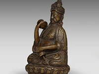 A group of tibetan and himalayan bronze ware, incl. a 'makara' ritual sword and a brocade streamer with pearls, turquoise and coral beads, 20thc, l 39 cm - afbeelding 4 van  17