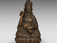 A group of tibetan and himalayan bronze ware, incl. a 'makara' ritual sword and a brocade streamer with pearls, turquoise and coral beads, 20thc, l 39 cm - afbeelding 5 van  17