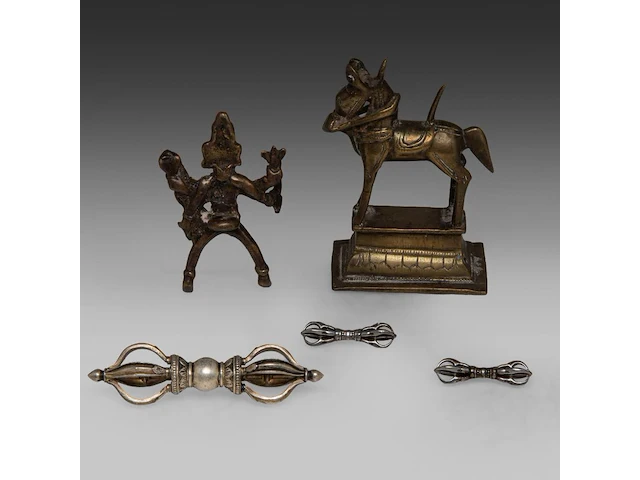 A group of tibetan and himalayan bronze ware, incl. a 'makara' ritual sword and a brocade streamer with pearls, turquoise and coral beads, 20thc, l 39 cm - afbeelding 6 van  17