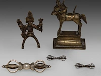 A group of tibetan and himalayan bronze ware, incl. a 'makara' ritual sword and a brocade streamer with pearls, turquoise and coral beads, 20thc, l 39 cm - afbeelding 6 van  17