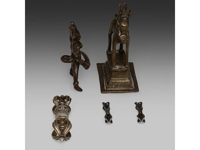 A group of tibetan and himalayan bronze ware, incl. a 'makara' ritual sword and a brocade streamer with pearls, turquoise and coral beads, 20thc, l 39 cm - afbeelding 7 van  17