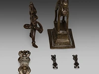 A group of tibetan and himalayan bronze ware, incl. a 'makara' ritual sword and a brocade streamer with pearls, turquoise and coral beads, 20thc, l 39 cm - afbeelding 7 van  17