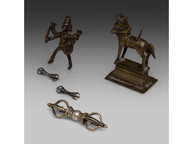 A group of tibetan and himalayan bronze ware, incl. a 'makara' ritual sword and a brocade streamer with pearls, turquoise and coral beads, 20thc, l 39 cm - afbeelding 8 van  17