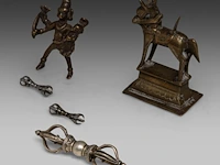 A group of tibetan and himalayan bronze ware, incl. a 'makara' ritual sword and a brocade streamer with pearls, turquoise and coral beads, 20thc, l 39 cm - afbeelding 8 van  17