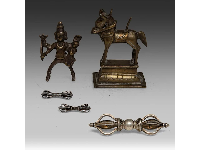 A group of tibetan and himalayan bronze ware, incl. a 'makara' ritual sword and a brocade streamer with pearls, turquoise and coral beads, 20thc, l 39 cm - afbeelding 9 van  17
