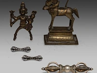 A group of tibetan and himalayan bronze ware, incl. a 'makara' ritual sword and a brocade streamer with pearls, turquoise and coral beads, 20thc, l 39 cm - afbeelding 9 van  17