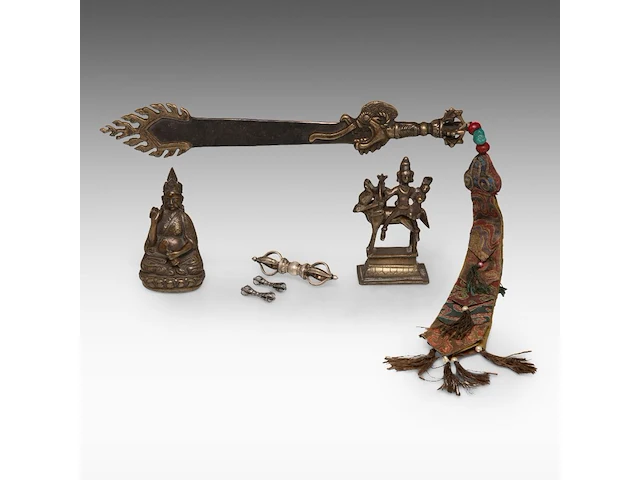 A group of tibetan and himalayan bronze ware, incl. a 'makara' ritual sword and a brocade streamer with pearls, turquoise and coral beads, 20thc, l 39 cm - afbeelding 1 van  17
