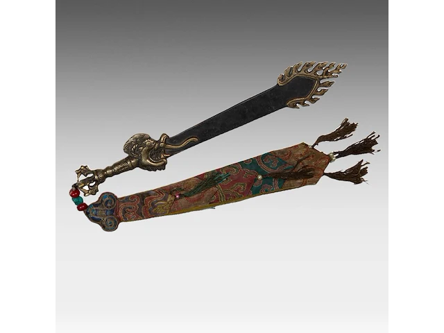 A group of tibetan and himalayan bronze ware, incl. a 'makara' ritual sword and a brocade streamer with pearls, turquoise and coral beads, 20thc, l 39 cm - afbeelding 10 van  17