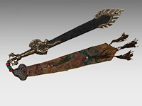 A group of tibetan and himalayan bronze ware, incl. a 'makara' ritual sword and a brocade streamer with pearls, turquoise and coral beads, 20thc, l 39 cm - afbeelding 10 van  17