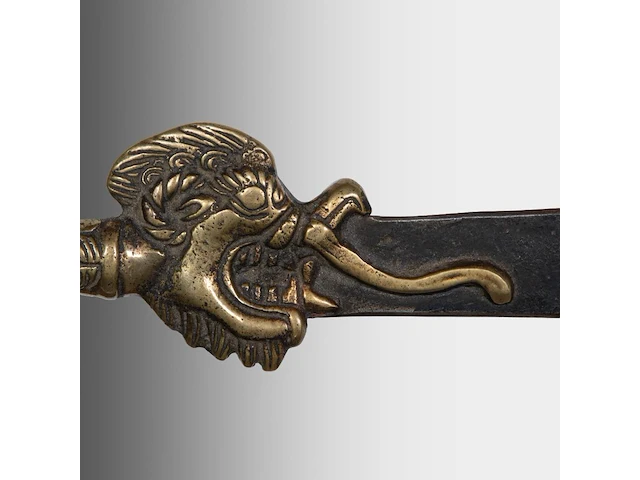 A group of tibetan and himalayan bronze ware, incl. a 'makara' ritual sword and a brocade streamer with pearls, turquoise and coral beads, 20thc, l 39 cm - afbeelding 11 van  17