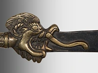 A group of tibetan and himalayan bronze ware, incl. a 'makara' ritual sword and a brocade streamer with pearls, turquoise and coral beads, 20thc, l 39 cm - afbeelding 11 van  17