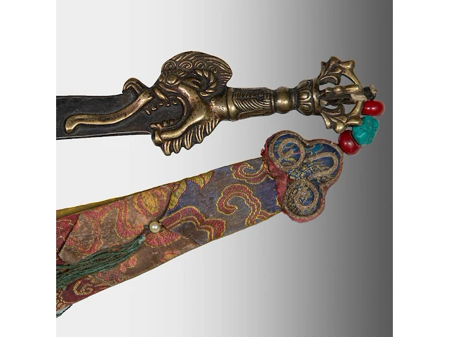A group of tibetan and himalayan bronze ware, incl. a 'makara' ritual sword and a brocade streamer with pearls, turquoise and coral beads, 20thc, l 39 cm - afbeelding 12 van  17
