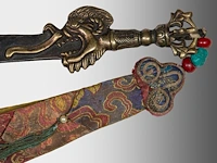 A group of tibetan and himalayan bronze ware, incl. a 'makara' ritual sword and a brocade streamer with pearls, turquoise and coral beads, 20thc, l 39 cm - afbeelding 12 van  17