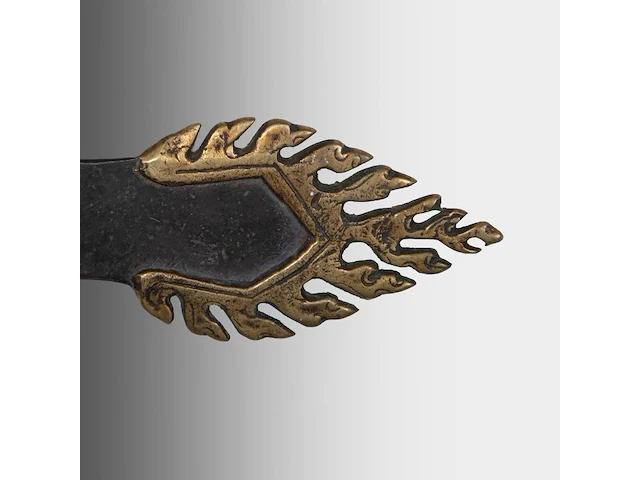 A group of tibetan and himalayan bronze ware, incl. a 'makara' ritual sword and a brocade streamer with pearls, turquoise and coral beads, 20thc, l 39 cm - afbeelding 13 van  17