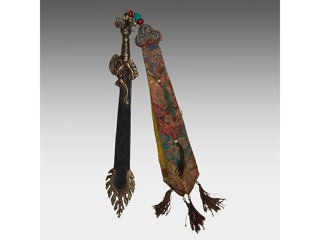 A group of tibetan and himalayan bronze ware, incl. a 'makara' ritual sword and a brocade streamer with pearls, turquoise and coral beads, 20thc, l 39 cm - afbeelding 14 van  17