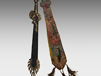A group of tibetan and himalayan bronze ware, incl. a 'makara' ritual sword and a brocade streamer with pearls, turquoise and coral beads, 20thc, l 39 cm - afbeelding 14 van  17