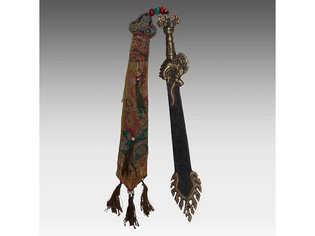 A group of tibetan and himalayan bronze ware, incl. a 'makara' ritual sword and a brocade streamer with pearls, turquoise and coral beads, 20thc, l 39 cm - afbeelding 15 van  17