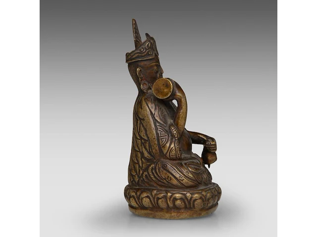 A group of tibetan and himalayan bronze ware, incl. a 'makara' ritual sword and a brocade streamer with pearls, turquoise and coral beads, 20thc, l 39 cm - afbeelding 17 van  17