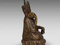 A group of tibetan and himalayan bronze ware, incl. a 'makara' ritual sword and a brocade streamer with pearls, turquoise and coral beads, 20thc, l 39 cm - afbeelding 17 van  17