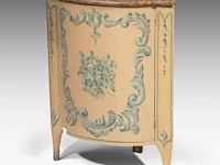 A hand-painted venetian rococo-style corner cabinet with marble top, 18thc 91 x 79 x 50 cm. (35.82 x 31.10 x 19.67 in.) - afbeelding 2 van  6