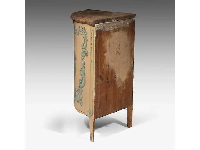 A hand-painted venetian rococo-style corner cabinet with marble top, 18thc 91 x 79 x 50 cm. (35.82 x 31.10 x 19.67 in.) - afbeelding 3 van  6
