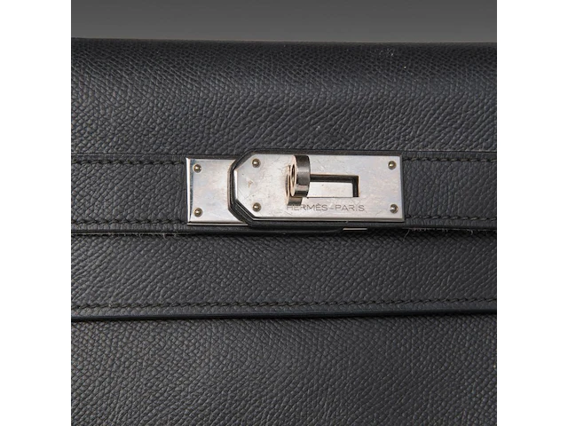 A hermès kelly 40 retourné in black veau epsom handbag with ck hardware 27 x 40 x 13 cm. (10.63 x 15 3/4 x 5.12 in.) - afbeelding 4 van  36