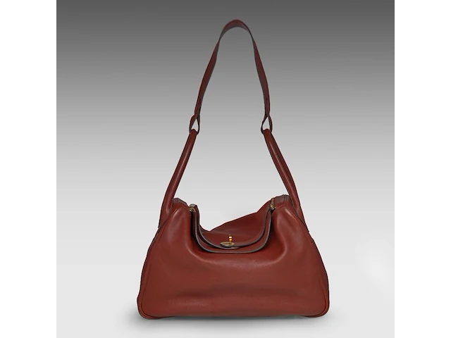 A hermès lindy 34 rouge hermès veau swift leather handbag with cc hardware 22 x 34 x 16 cm. (8.66 x 13.39 x 6.29 in.) - afbeelding 2 van  19