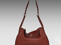 A hermès lindy 34 rouge hermès veau swift leather handbag with cc hardware 22 x 34 x 16 cm. (8.66 x 13.39 x 6.29 in.) - afbeelding 2 van  19