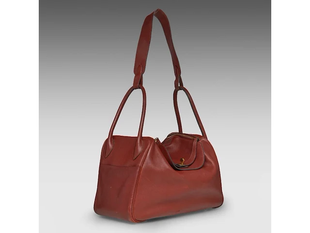 A hermès lindy 34 rouge hermès veau swift leather handbag with cc hardware 22 x 34 x 16 cm. (8.66 x 13.39 x 6.29 in.) - afbeelding 3 van  19