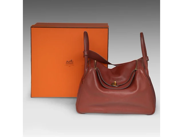 A hermès lindy 34 rouge hermès veau swift leather handbag with cc hardware 22 x 34 x 16 cm. (8.66 x 13.39 x 6.29 in.) - afbeelding 4 van  19
